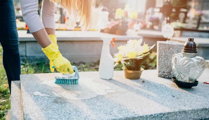 Beton sírkő tisztítása a legszebb eredmény elérése céljából