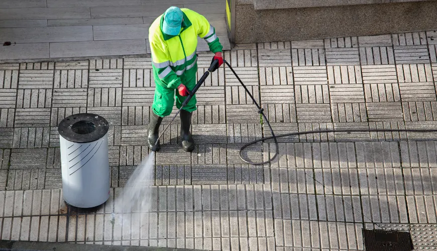 Térkő tisztító magasnyomású mosóval